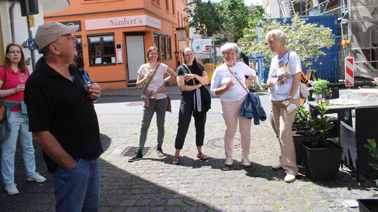Hobbywinzer Frank Lambertin (links) wusste bei seiner Schlenderweinprobe viel über die Lahnsteiner Stadtgeschichte zu berichten.