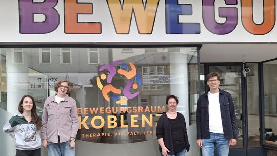 Frank Heinzen (rechts) freut sich, in einem inklusiven Team zu arbeiten. Zu diesem gehören auch (von links) Vanessa Kühn, Jule H