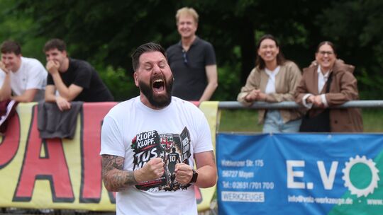 Mayens Trainer Marc Steil schreit die ganze Anspannung nach dem 2:1-Siegtreffer gegen Betzdorf aus sich heraus, ehe danach der A