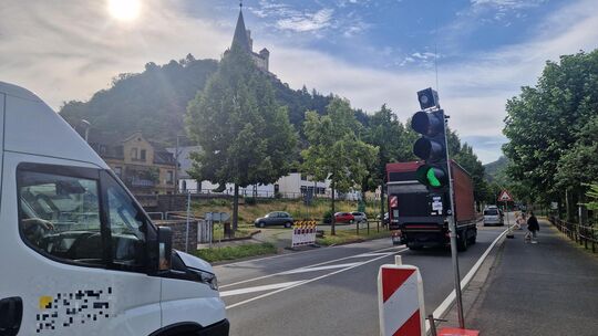 Bis Donnerstag ist die B42 in Braubach nur einspurig befahrbar. Der Verkehr wir mit einer Ampel geregelt. Bis Donnerstag ist die B42 in Braubach nur einspurig befahrbar. Der Verkehr wir mit einer Ampel geregelt.