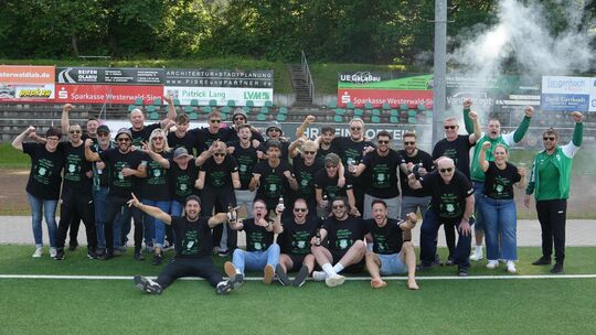 Nächster Halt: Rheinlandliga. Die SG 06 Betzdorf feierte am Sonntag den Aufstieg auf dem heimischen Bühl.