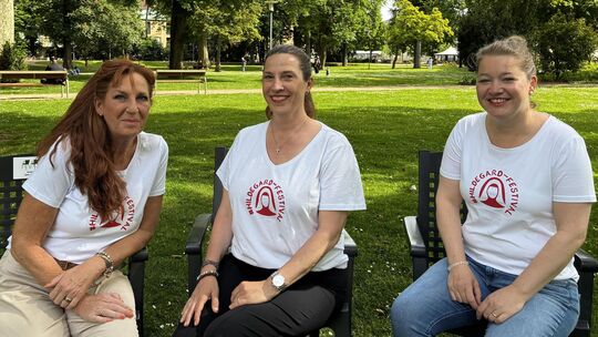 Manuela Gilles (von links), Iris Prencipe und Claudia Holbach bringen mit ihrem Festival im August den Geist von Hildegard von B