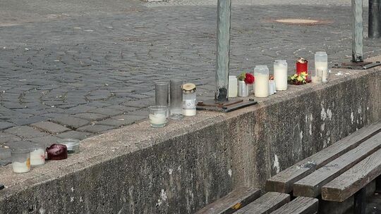 Ein paar Kerzen auf einer Mauer in Adenau erinnern an die Frau aus Wirft, die mutmaßlich von ihrem Ex-Mann umgebracht wurde. Die