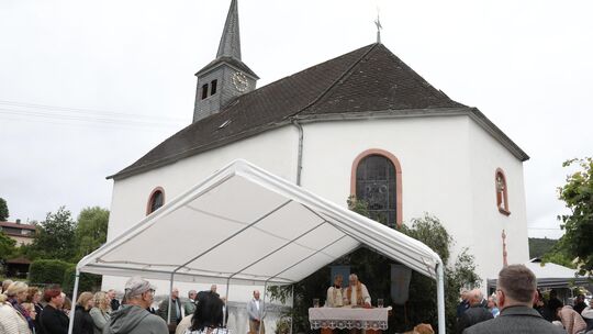 Pfarrer Linnartz zelebrierte den Gottesdienst in der Sankt-Katharina-Kapelle in Hoppstädten-Weiersbach, die nun ihren Status als