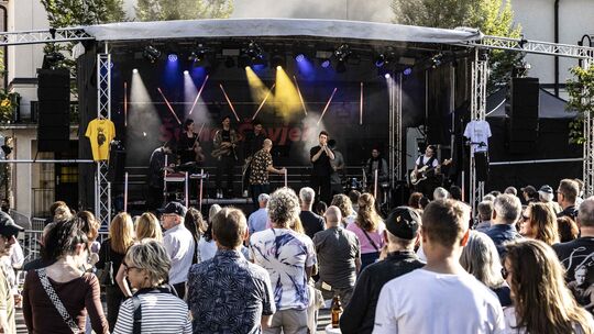 Das Multi-Kulti-Projekt Šuma Čovjek aus der Schweiz begeisterte zum Abschluss der Jazztage 2026 auf dem Marktplatz Das Multi-Kulti-Projekt Šuma Čovjek aus der Schweiz begeisterte zum Abschluss der Jazztage 2026 auf dem Marktplatz