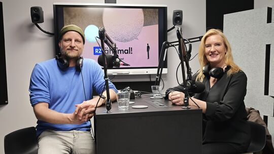 Wetter-Moderatorin Claudia Kleinert mit "RZähl mal!"-Host Christian Mack im Podcast-Studio der Rhein-Zeitung. Wetter-Moderatorin Claudia Kleinert mit "RZähl mal!"-Host Christian Mack im Podcast-Studio der Rhein-Zeitung.