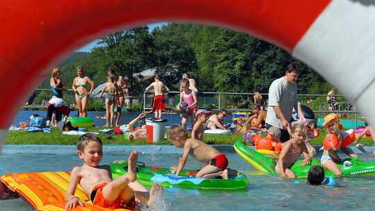 Seit 8. Juni hat das Naturbad Schinderweiher in Mudersbach-Niederschelderhütte wieder eröffnet.