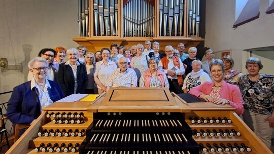 Die Chorgemeinschaft Cochem singt Eigenkompositionen von Chorleiterin Marion Oswald.