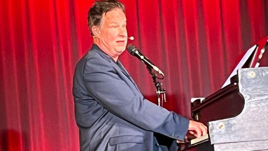 Lars Reichow erklärte die Welt auf sine ganz eigene Art - mal wortgewaltig, mal musikalisch.
