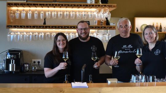 Sophie (von links), Julian, Thomas und Kerstin Haas ist die Freude über ihre Vinothek ins Gesicht geschrieben.