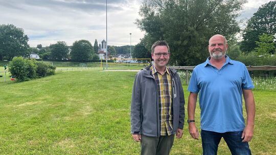Der Vorsitzende des Sportvereins, Werner Schönberg (rechts), und Ortsbürgermeister Sebastian Stendebach zeigen das Grundstück in