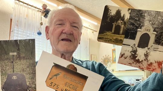 Werner Schlosser beim Besuch unserer Zeitung in seinem Haus in Herdorf: Stolz hält er eigene Fotografien der von ihm renovierten