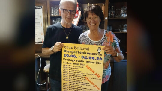 Gastwirtehepaar Willi und Karin Himmrich stellten das Programm der Biergartenkonzerte im Haus Hellertal in Alsdorf vor.