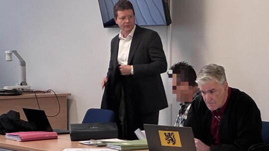 Der angeklagte Koblenzer (Schrott-)Immobilienhändler wird von Rechtanwalt Friedrich Schultehinrichs (links) und Rechtsanwalt Mar