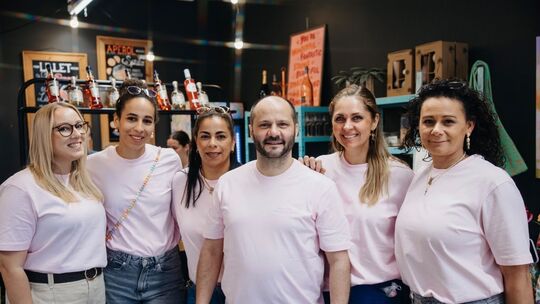 Das Team des Pop-up-Ladens bilden (von links) Anni Grob, Laverne McHenry, Vanessa Hofmann-McHenry, Alexander Voigt, Sarah Voigt