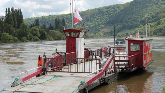 Die Layer Fähre hat ihren letzten Weg angetreten: Nachdem sie vor Jahren schon aus der Mosel gehoben wurde, ist ihr Korpus vor K