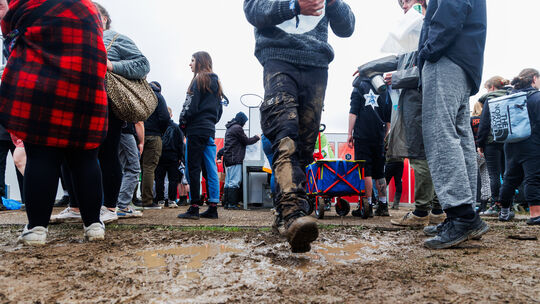 An den sanitären Einrichtungen bei Rock am Ring 2026 bildeten sich stets lange Schlangen.
