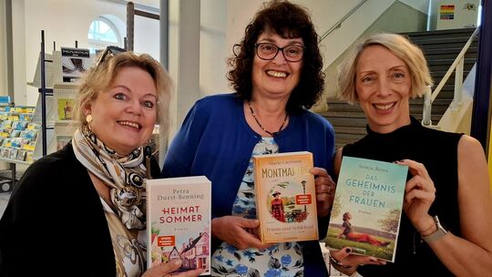 "Drei Tage - drei Autorinnen", nämlich Petra Durst-Benning (li.), Marie Lacrosse und Sonja Roos (re.), die ihr Können aufleuchte