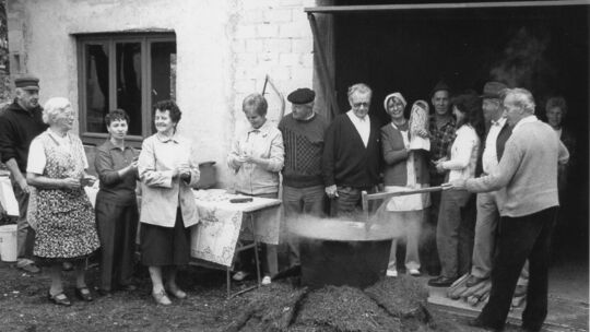 Viele Mitglieder des Gesangvereins kochten hinter der Turnhalle Quetscheschmier und backten Quetschekuchen, der am Kirmesmontag
