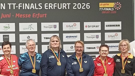 Strahlende Dritte: Elfriede Stephan (Dritte von rechts) freut sich über den Gewinn der Bronzemedaille im Ü65-Doppel bei der Seni