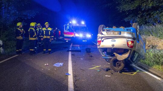 Nachdem sich der Unfallwagen mehrfach auf der L293 zwischen Unnau und Zinhain überschlagen hatte, kam er schließlich auf dem Dac