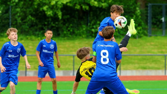 Traumtor: Noah Miedreich (gelbes Trikot) liegt waagerecht in der Luft und jagt den Ball per Fallrückzieher ins Netz zum 10:0 bei