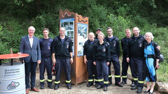 Zahlreiche Helfer, Rettungsdienste und-organisationen, wie hier die örtliche Freiwillige Feuerwehr, haben mit großem Einsatz geh