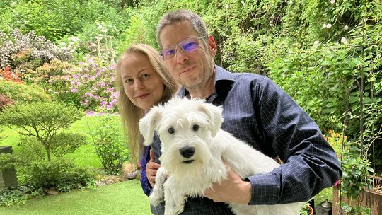 Gabriele und Stefan Baumann mit ihrem fünf Monate alten Zwergschnauzer Leo. Das Ehepaar aus Unkelbach hat ein KI-Arbeitsbuchsyst