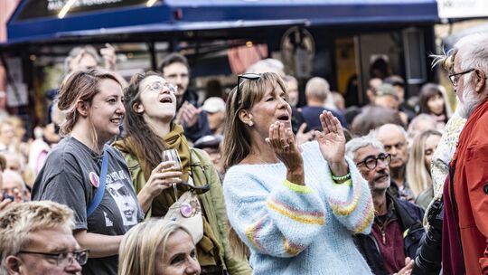 Glückliche Menschen auf dem Schleiferplatz in Idar: Die Jazztage hatten in diesem Jahr viel Glück mit dem Wetter und ein ausgeze Glückliche Menschen auf dem Schleiferplatz in Idar: Die Jazztage hatten in diesem Jahr viel Glück mit dem Wetter und ein ausgeze