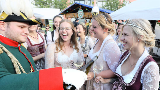 Das beliebte Weinblütenfest in Bad Hönningen – hier ein Bild aus 2022 – verspricht auch in diesem Jahr gute Laune.