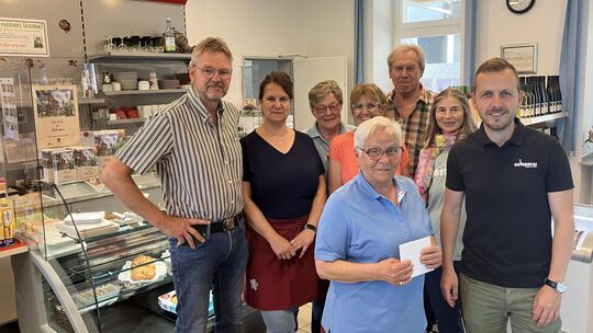 Seit zehn Jahren gibt es inzwischen den Dorfladen in Osterspai. Ein guter Grund, in kleiner Runde zu feiern. Ortsbürgermeister S
