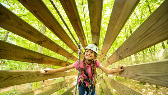 Kinder haben im Waldkletterpark Bad Neuenahr-Ahrweiler ihren Spaß.