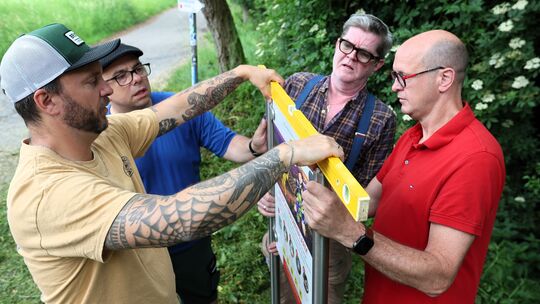 Ron Krudwig (von links), Entwickler der Schnitzeljagd "Die Heimagenten", Leutesdorfs Ortsbürgermeister Markus Konitzer, Michael