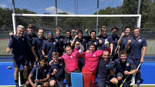 Die Hockeyspieler des VfL Bad Kreuznach sind vorzeitig Meister der Verbandsliga. Über den Titelgewinn und den Aufstieg freuen si