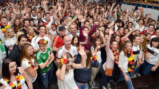 Bei zurückliegenden Fußball-Turnieren haben sich die Menschen im Kreis Ahrweiler zum Public Viewing getroffen – wie hier in der