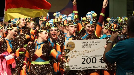 Mit 200 Euro dotiert ist der Sonderpreis, den die Jugendformation Eternity Nova als neuer Deutscher Meister in Merseburg durch d