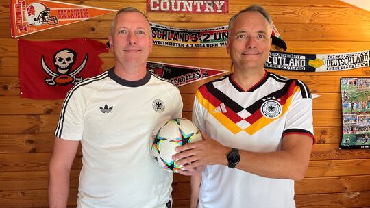 Die Brüder Christian (links) und Dirk Daubach aus Untershausen haben Eintrittskarten für alle Vorrundenspiele der deutschen Nati