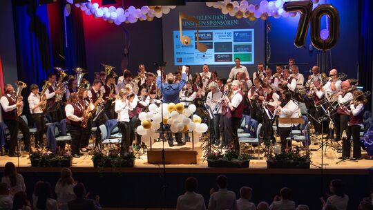 Das Hauptorchester des Musikvereins Emmelshausen während des Jubiläumskonzerts auf der Bühne: Unter der Leitung von Michael Bade