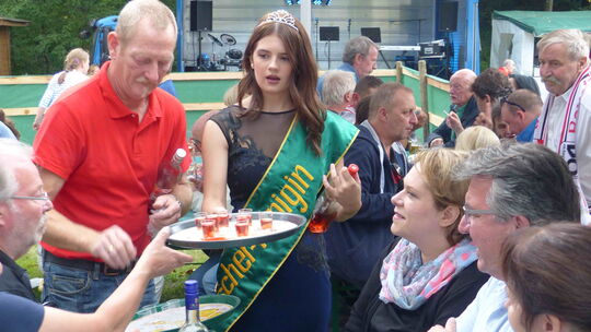 Beim Fischerfest des 1. Sportfischervereins Bad Neuenahr im Jahr 2015 wurde die 17-jährige Alina Maur zur Fischerkönigin gekrönt