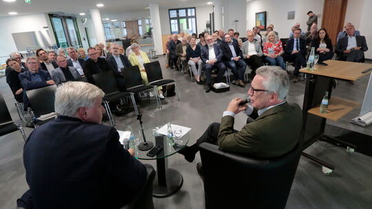 Ex-Innenminister Thomas de Maizière (CDU, rechts) im Gespräch mit Lars Hennemann, Chefredakteur unserer Zeitung: Der frühere Spi