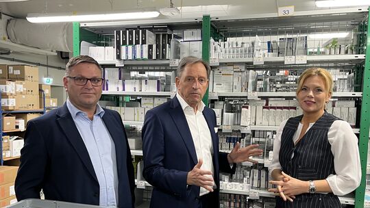 Julia Klöckner machte sich bei Phoenix ein Bild von der aktuellen Situation im Pharmagroßhandel. Links Alexander Bingnet, der Le