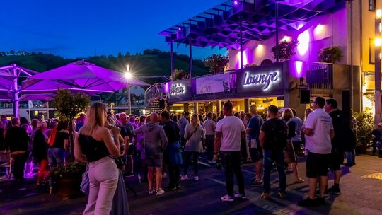 Für das Zeller Weinfest sucht die Stadt noch Helfer, die Vier-Stunden-Schichten am Weinstand übernehmen.