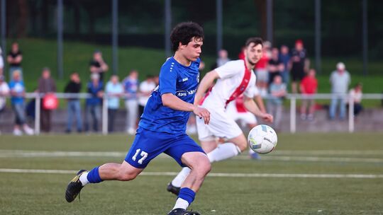 Luan Krasniqi (blaues Trikot) spielte in der vergangenen Saison beim Oberligisten FC Cosmos Koblenz, kam da aber nicht über die