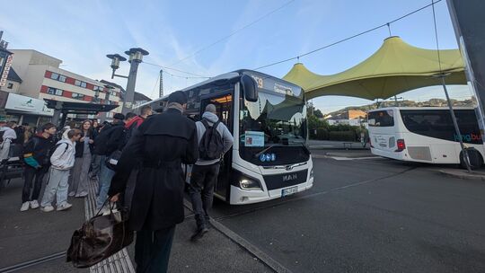 Könnte es - den Schulbusbetrieb ausgenommen - künftig auch am Betzdorfer Busbahnhof ruhiger werden? Im Kreis werden Sparmaßnahme
