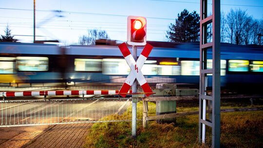 Dank schneller Zusammenarbeit von Deutscher Bahn und Polizei wurde eine mögliche Kollision am Martinsteiner Bahnübergang verhind