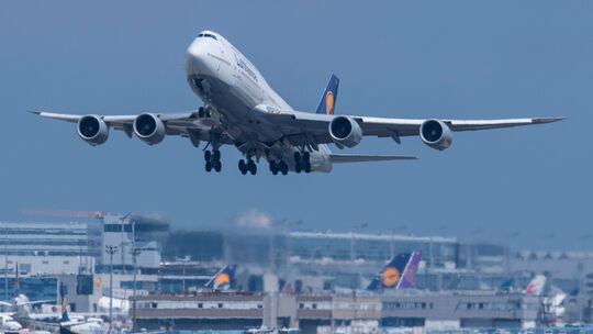 Flughafen Frankfurt - Boeing 747 startet