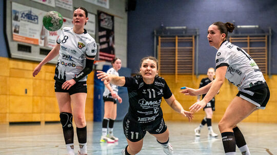 In der abgelaufenen Regionalligasaison hatten die Handballerinnen des HC Koblenz (weiße Trikots) meist das Nachsehen und stiegen