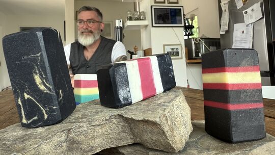 Christian Schweden von Kingbear öffnet seine Produktion in Kollig für interessierte Besucher. Er stellt Naturseifen her. Christian Schweden von Kingbear öffnet seine Produktion in Kollig für interessierte Besucher. Er stellt Naturseifen her.
