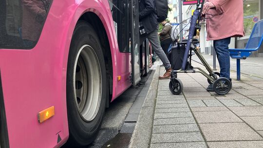 Mit dem Rollator in Koblenz Bus zu fahren, dazu gehört Mut, sagt eine ältere Koblenzerin. Denn die meisten Fahrer fahren los, we