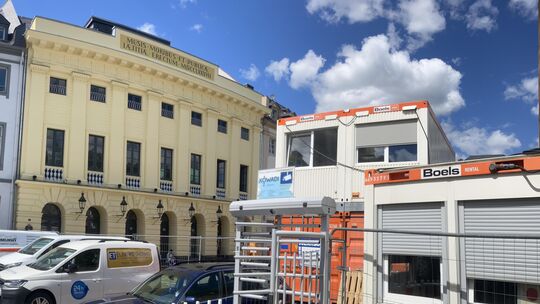 Die Fassade des Großen Hauses der Stadt Koblenz ist nach Abbau der meisten Baucontainer in dieser Woche wieder komplett sichtbar Die Fassade des Großen Hauses der Stadt Koblenz ist nach Abbau der meisten Baucontainer in dieser Woche wieder komplett sichtbar